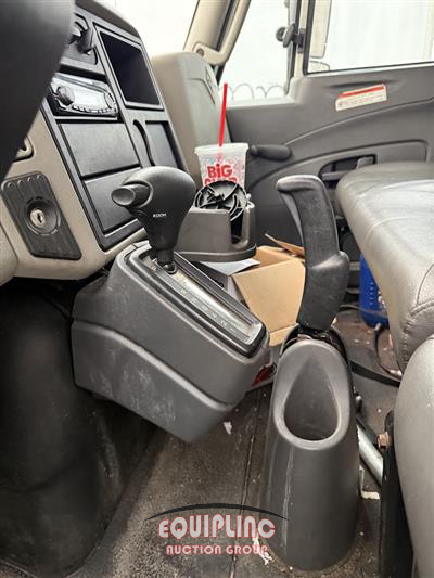 2015 International 4300 4X2 S/A NON CDL BOX TRUCK