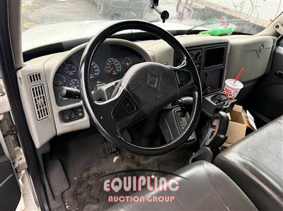 2015 International 4300 4X2 S/A NON CDL BOX TRUCK