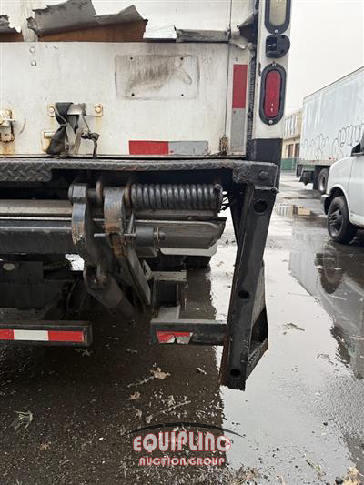 2015 International 4300 4X2 S/A NON CDL BOX TRUCK