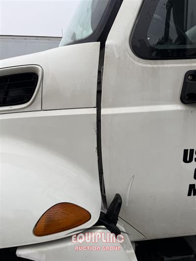 2015 International 4300 4X2 S/A NON CDL BOX TRUCK