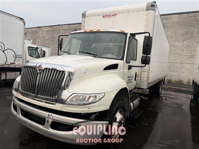 2015 International 4300 4X2 S/A NON CDL BOX TRUCK