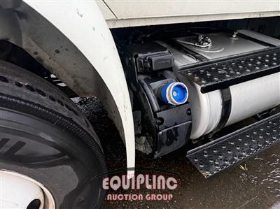 2015 International 4300 4X2 S/A NON CDL BOX TRUCK