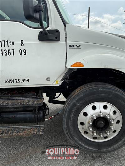 2020 International MV607 4X2 S/A 26FT NON CDL BOX