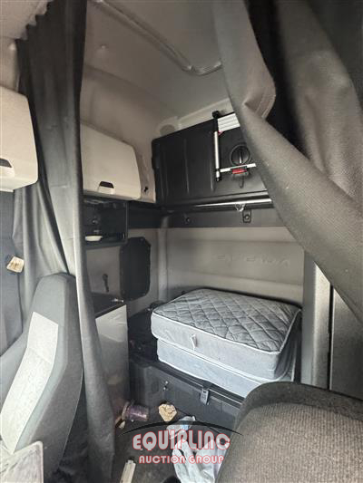 2020 Freightliner CASCADIA 6X4 T/A SLEEPER TRUCK