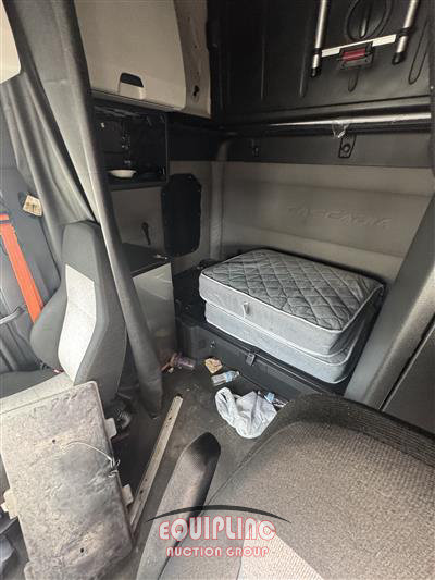 2020 Freightliner CASCADIA 6X4 T/A SLEEPER TRUCK