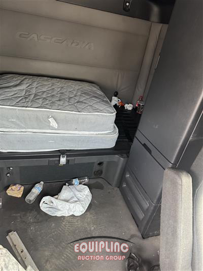 2020 Freightliner CASCADIA 6X4 T/A SLEEPER TRUCK