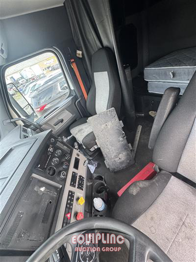 2020 Freightliner CASCADIA 6X4 T/A SLEEPER TRUCK