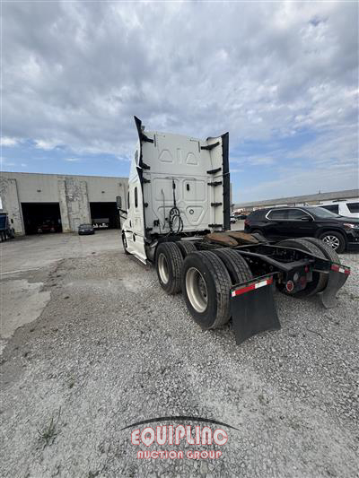 2020 Freightliner CASCADIA 6X4 T/A SLEEPER TRUCK