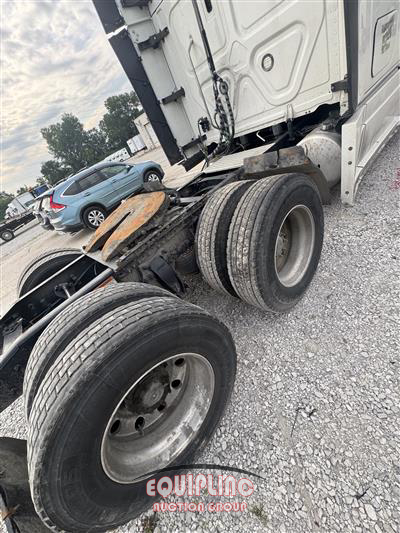 2020 Freightliner CASCADIA 6X4 T/A SLEEPER TRUCK