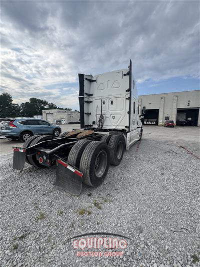 2020 Freightliner CASCADIA 6X4 T/A SLEEPER TRUCK