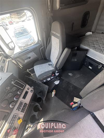 2021 Freightliner CASCADIA 6X4 T/A SLEEPER TRUCK
