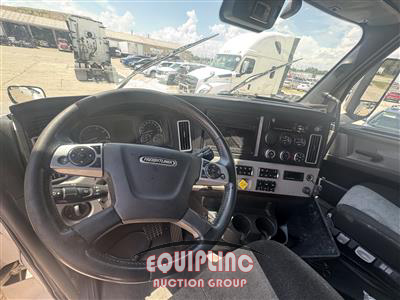 2021 Freightliner CASCADIA 6X4 T/A SLEEPER TRUCK