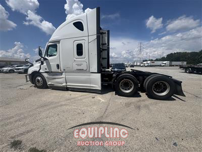 2021 Freightliner CASCADIA 6X4 T/A SLEEPER TRUCK