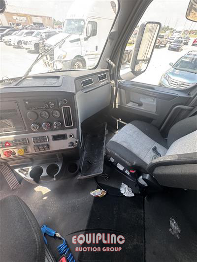 2021 Freightliner CASCADIA 6X4 T/A SLEEPER TRUCK