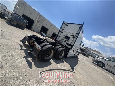 2021 Freightliner CASCADIA 6X4 T/A SLEEPER TRUCK