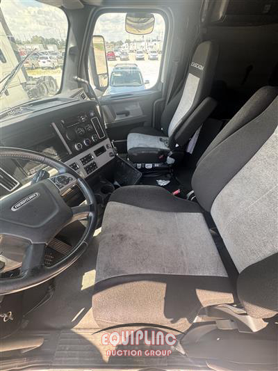 2021 Freightliner CASCADIA 6X4 T/A SLEEPER TRUCK