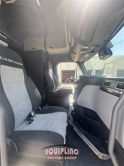 2021 Freightliner CASCADIA 6X4 T/A SLEEPER TRUCK