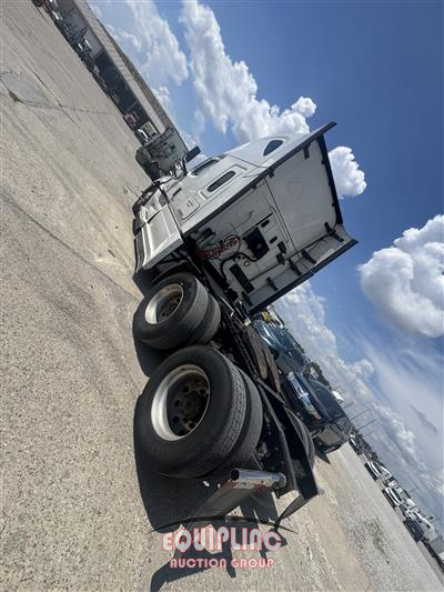 2021 Freightliner CASCADIA 6X4 T/A SLEEPER TRUCK