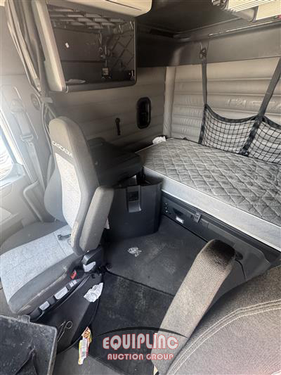 2021 Freightliner CASCADIA 6X4 T/A SLEEPER TRUCK