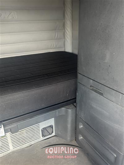 2020 Freightliner CASCADIA 6X4 T/A SLEEPER TRUCK