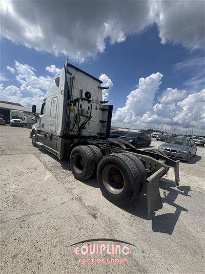 2020 Freightliner CASCADIA 6X4 T/A SLEEPER TRUCK
