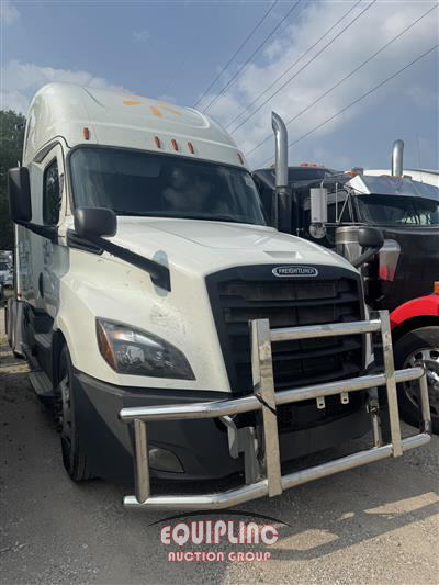 2020 Freightliner CASCADIA 6X4 T/A SLEEPER TRUCK