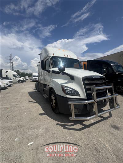 2020 Freightliner CASCADIA 6X4 T/A SLEEPER TRUCK