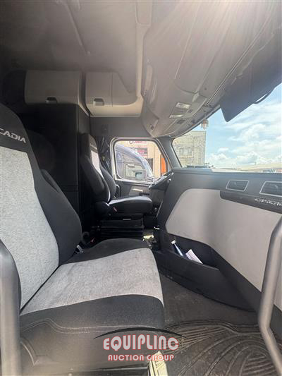 2020 Freightliner CASCADIA 6X4 T/A SLEEPER TRUCK
