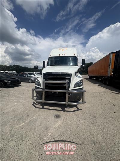 2020 Freightliner CASCADIA 6X4 T/A SLEEPER TRUCK
