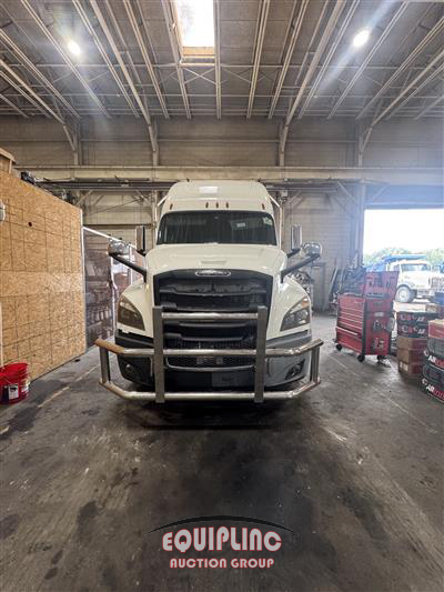 2020 Freightliner CASCADIA 6X4 T/A SLEEPER TRUCK
