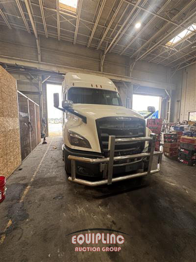2020 Freightliner CASCADIA 6X4 T/A SLEEPER TRUCK