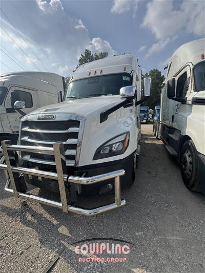 2021 Freightliner CASCADIA 6X4 T/A SLEEPER TRUCK