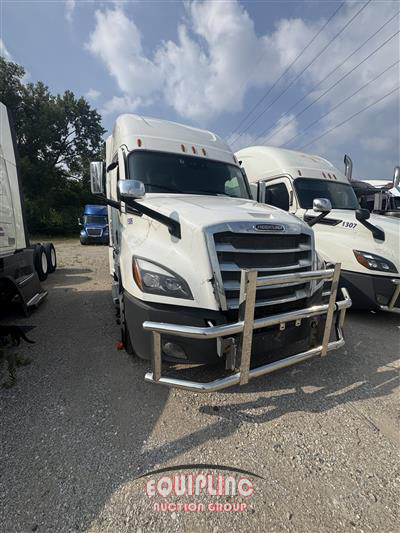 2021 Freightliner CASCADIA 6X4 T/A SLEEPER TRUCK