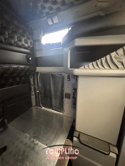 2016 Kenworth W900 6X4 T/A SLEEPER TRUCK TRA