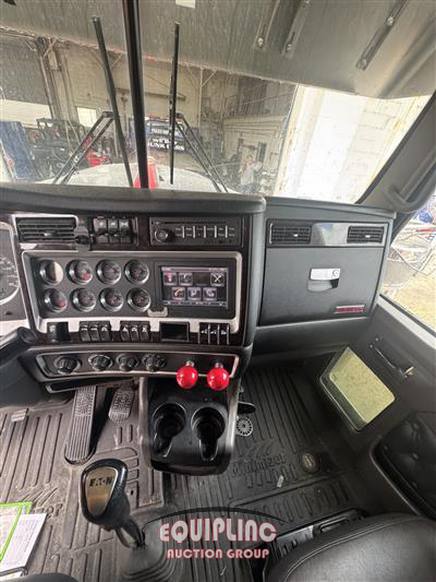 2016 Kenworth W900 6X4 T/A SLEEPER TRUCK TRA