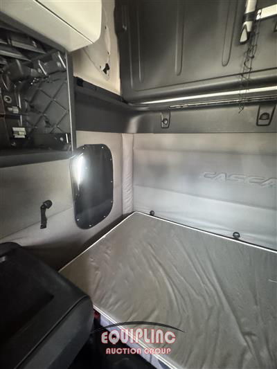 2020 Freightliner CASCADIA 6X4 T/A SLEEPER TRUCK