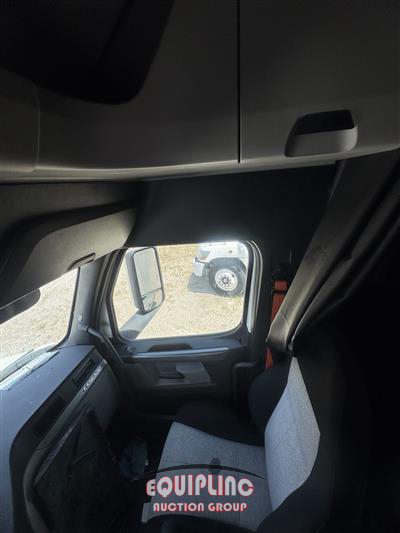 2020 Freightliner CASCADIA 6X4 T/A SLEEPER TRUCK