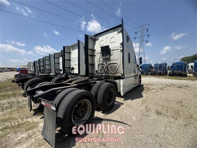 2020 Freightliner CASCADIA 6X4 T/A SLEEPER TRUCK