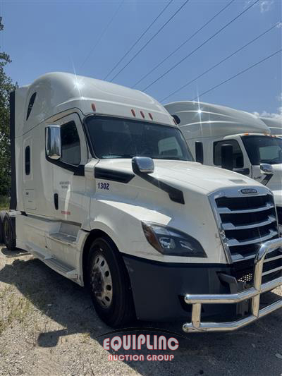 2020 Freightliner CASCADIA 6X4 T/A SLEEPER TRUCK