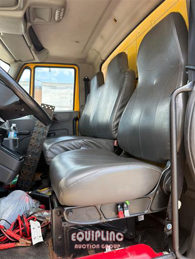 2019 International 4300 4X2 S/A 26FT NON CDL BOX 