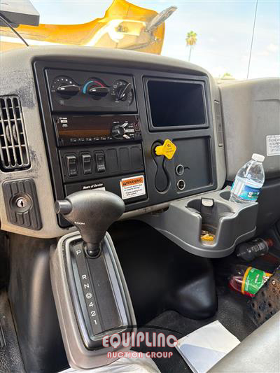 2019 International 4300 4X2 S/A 26FT NON CDL BOX 