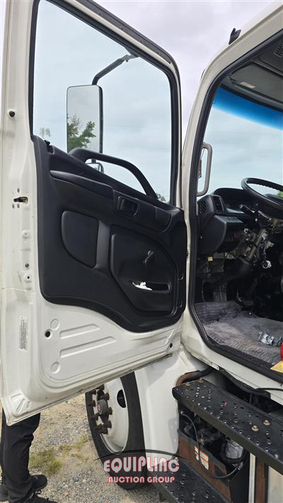 2020 Hino 268 4X2 S/A 26FT NON CDL BOX T