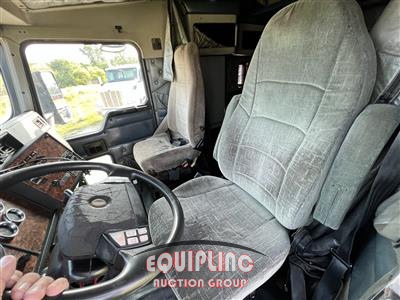 2000 Kenworth T600 6X4 T/A MID ROOF TRUCK TR