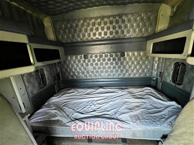 2000 Kenworth T600 6X4 T/A MID ROOF TRUCK TR