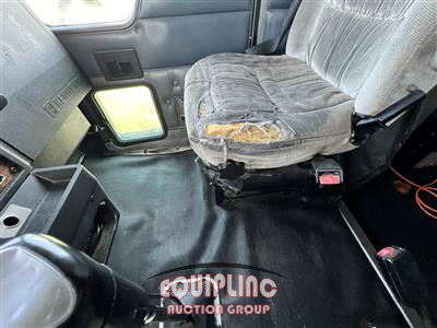 2000 Kenworth T600 6X4 T/A MID ROOF TRUCK TR