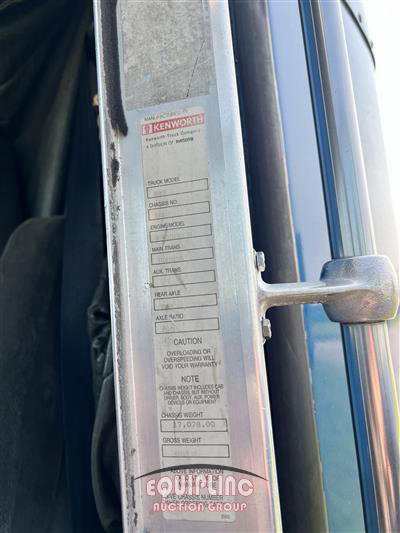 2000 Kenworth T600 6X4 T/A MID ROOF TRUCK TR