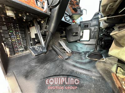 2000 Kenworth T600 6X4 T/A MID ROOF TRUCK TR