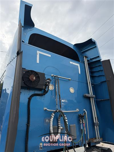 2017 Peterbilt 579 6X4 T/A SLEEPER TRUCK TRAC