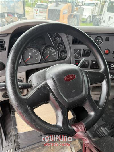 2017 Peterbilt 579 6X4 T/A SLEEPER TRUCK TRAC
