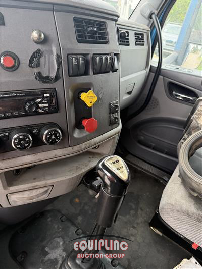 2017 Peterbilt 579 6X4 T/A SLEEPER TRUCK TRAC